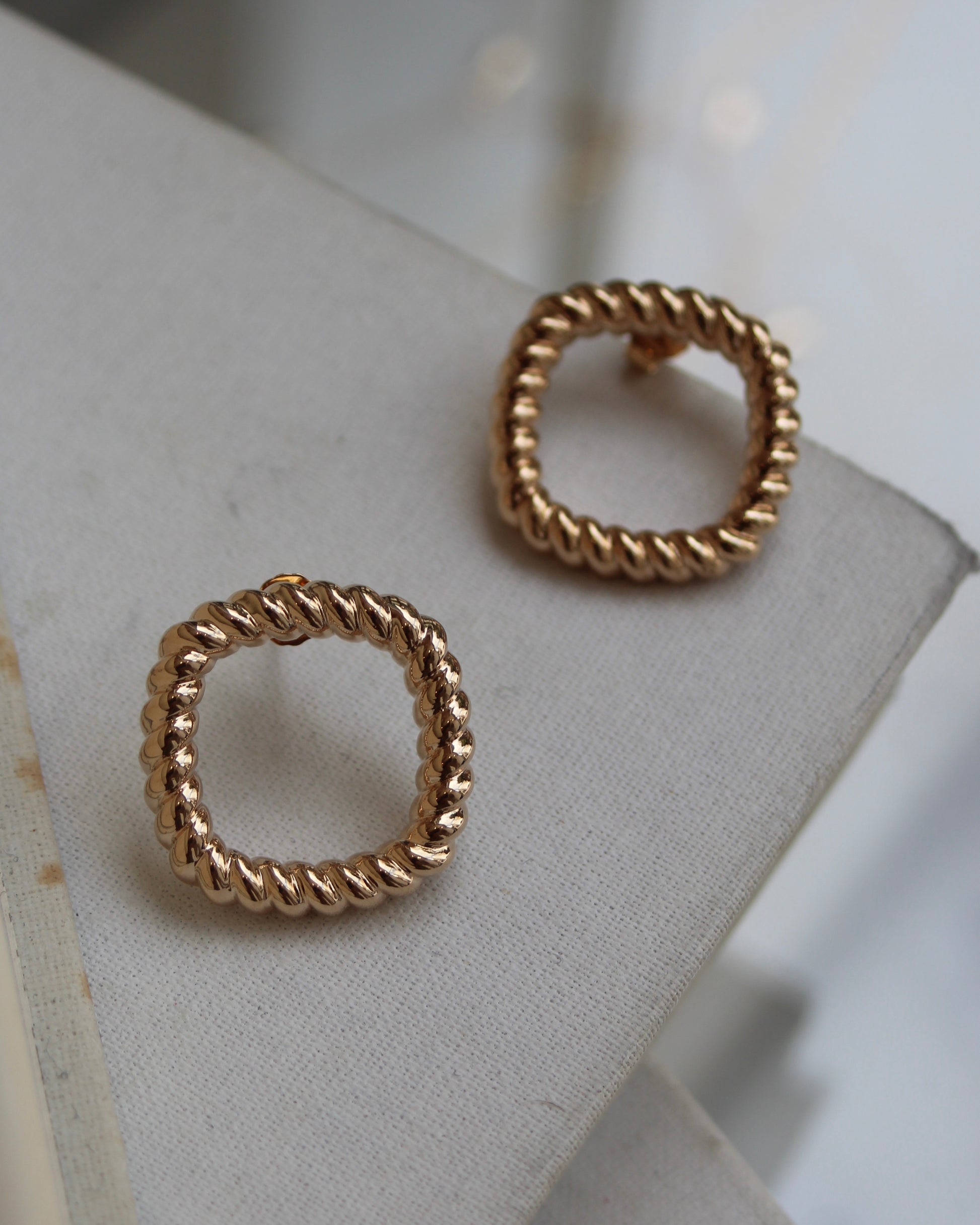 Boucles d’oreilles carrées