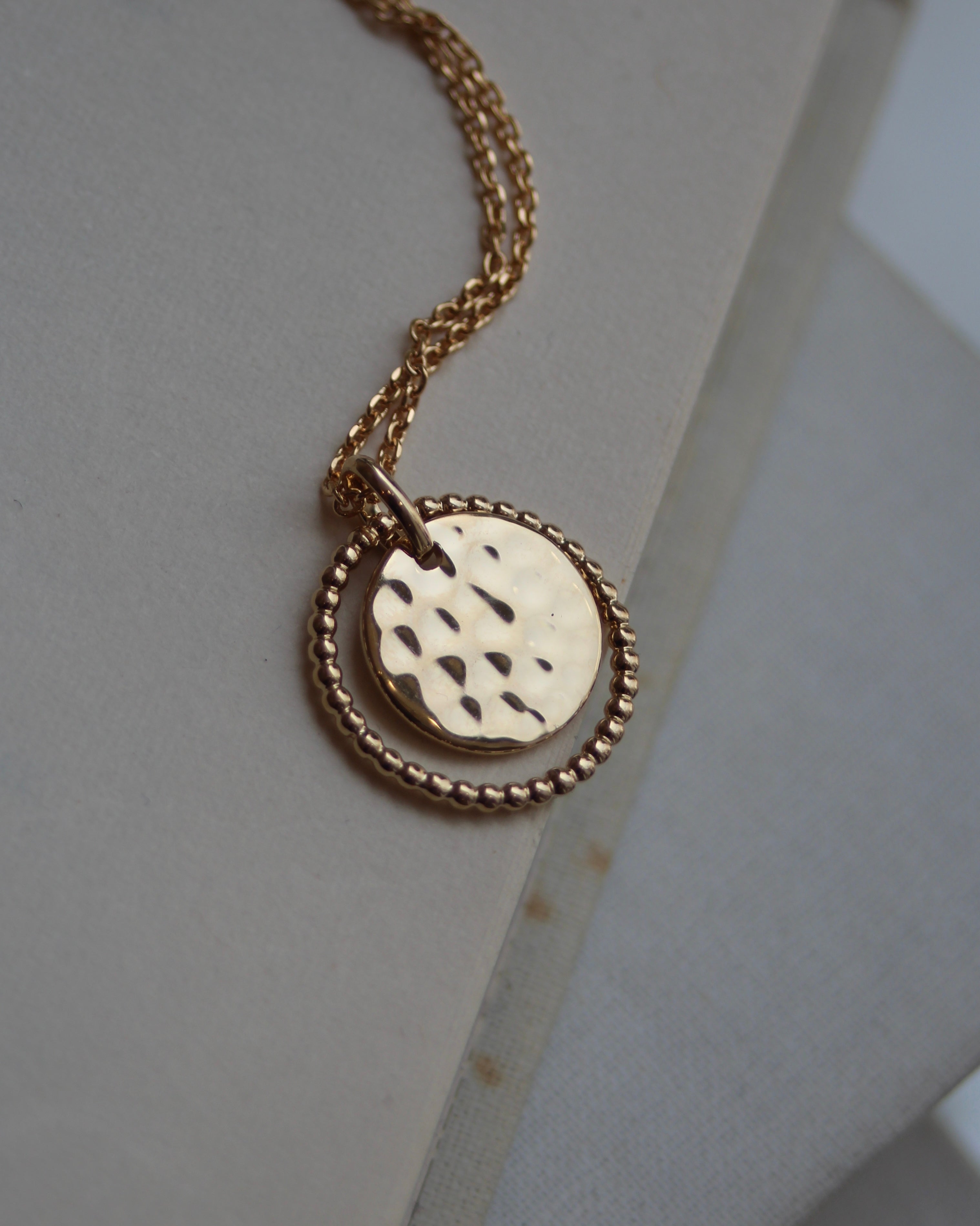 Médaille cerclage perlé (personnalisable)