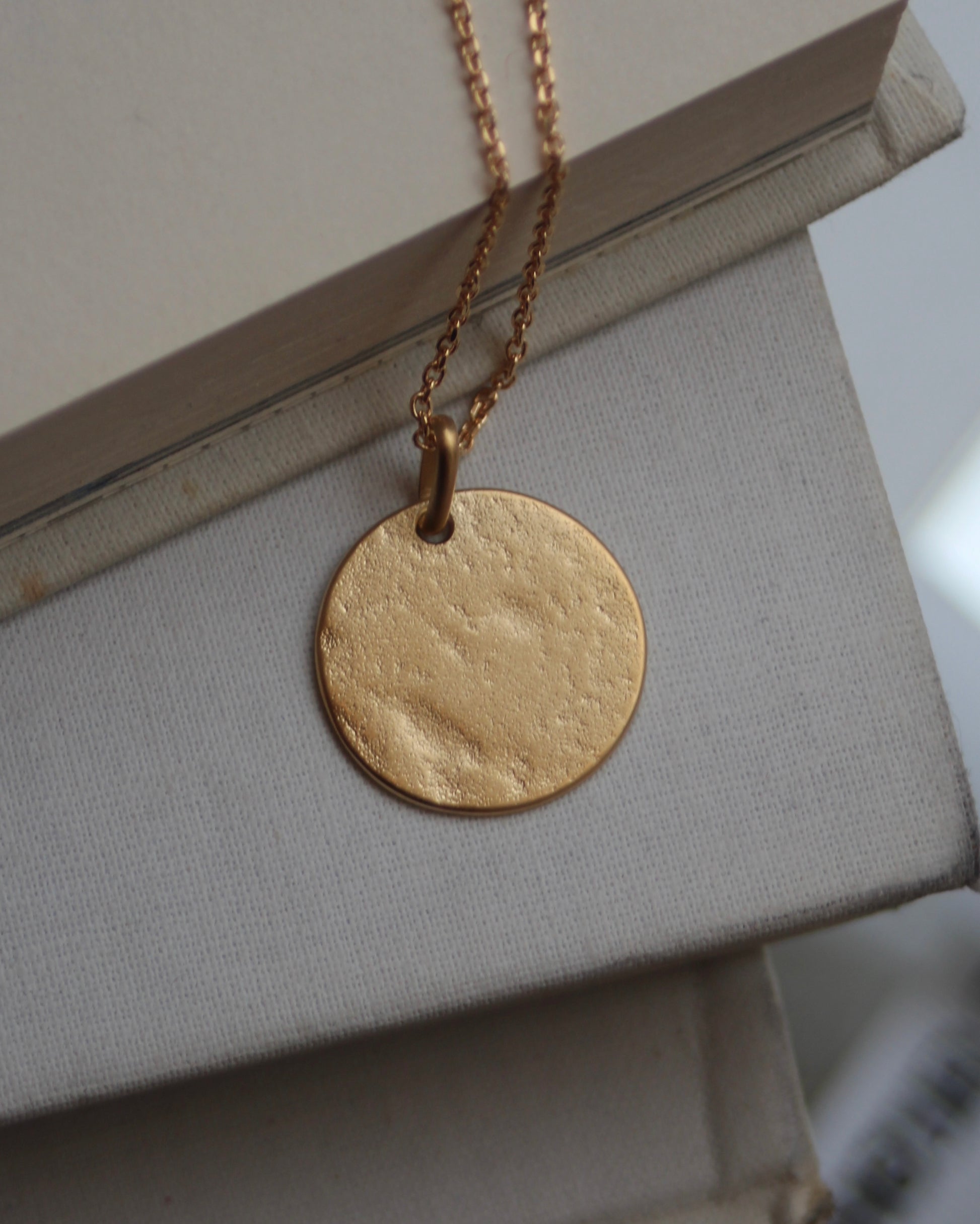 Médaille Amor(e) vincit omnia (personnalisable)