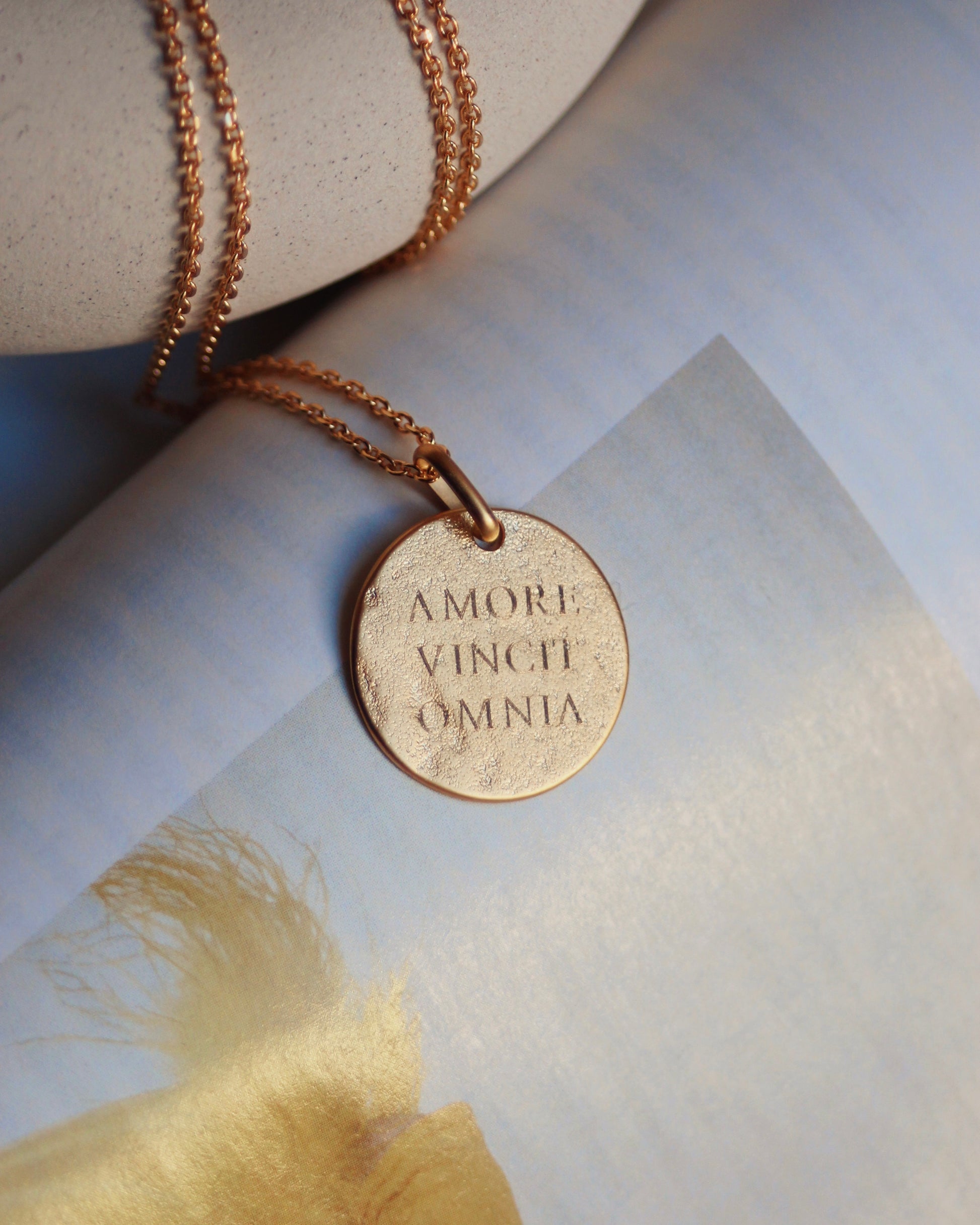 Médaille Amor(e) vincit omnia (personnalisable)