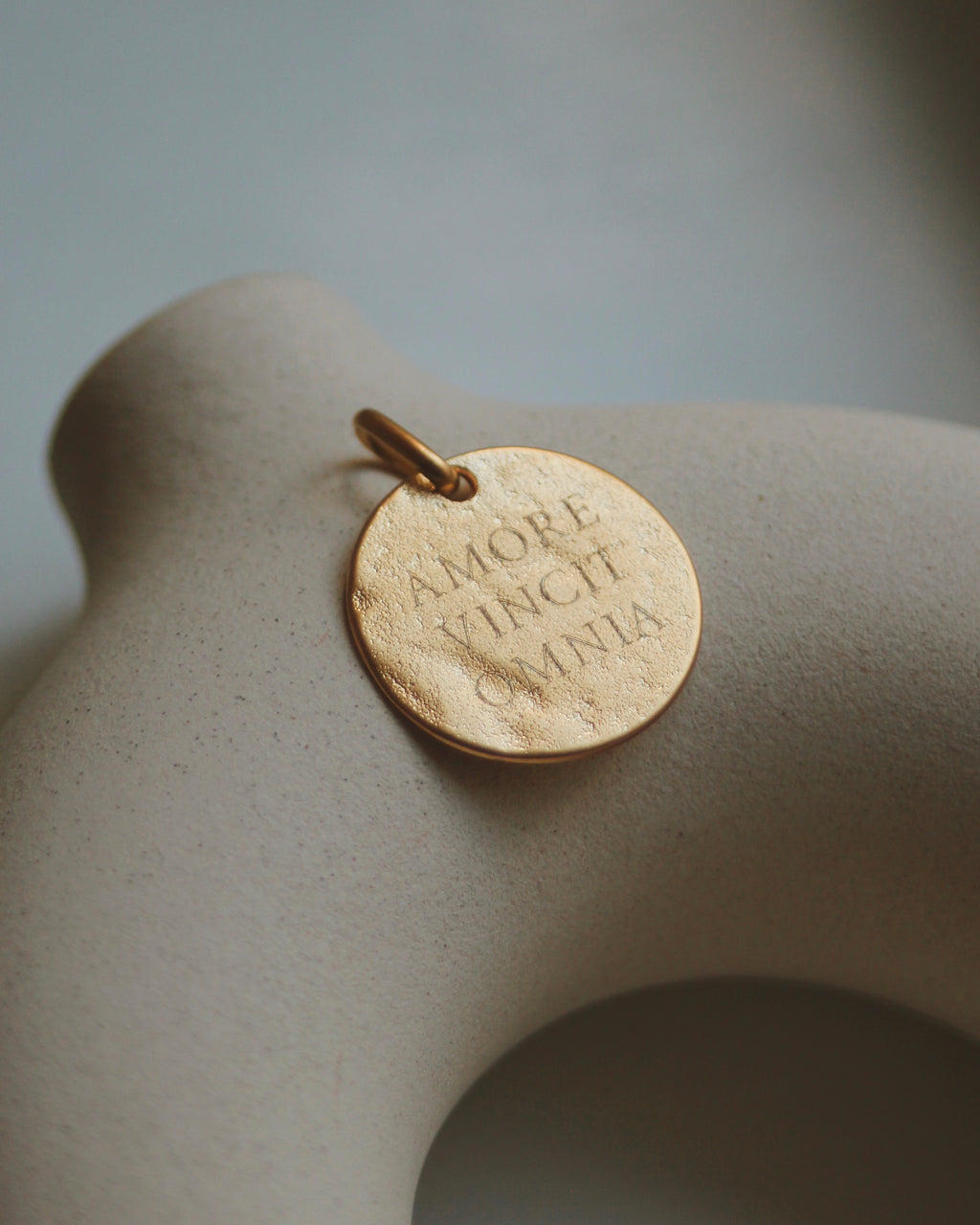 Médaille Amor(e) vincit omnia (personnalisable)
