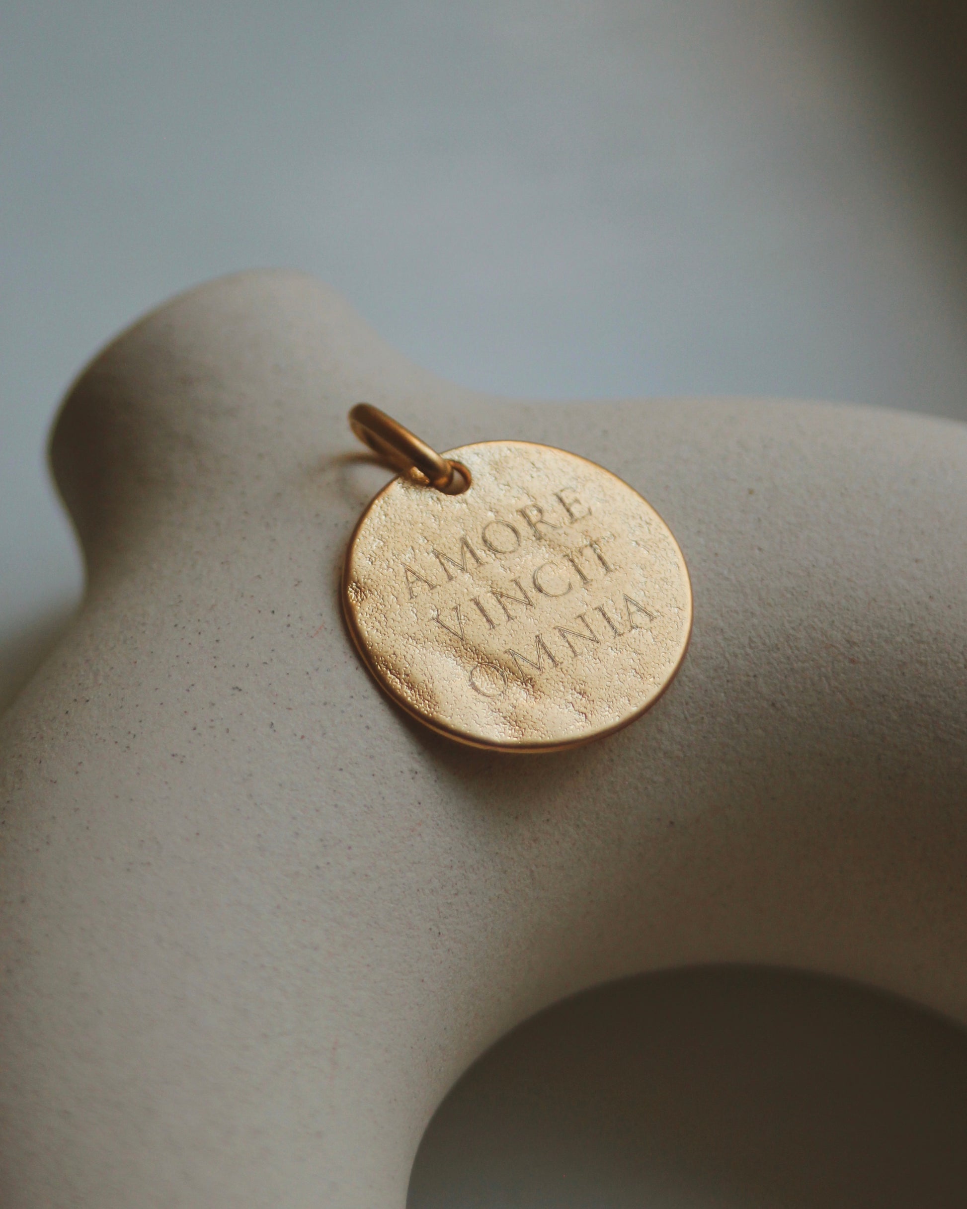 Médaille Amor(e) vincit omnia (personnalisable)