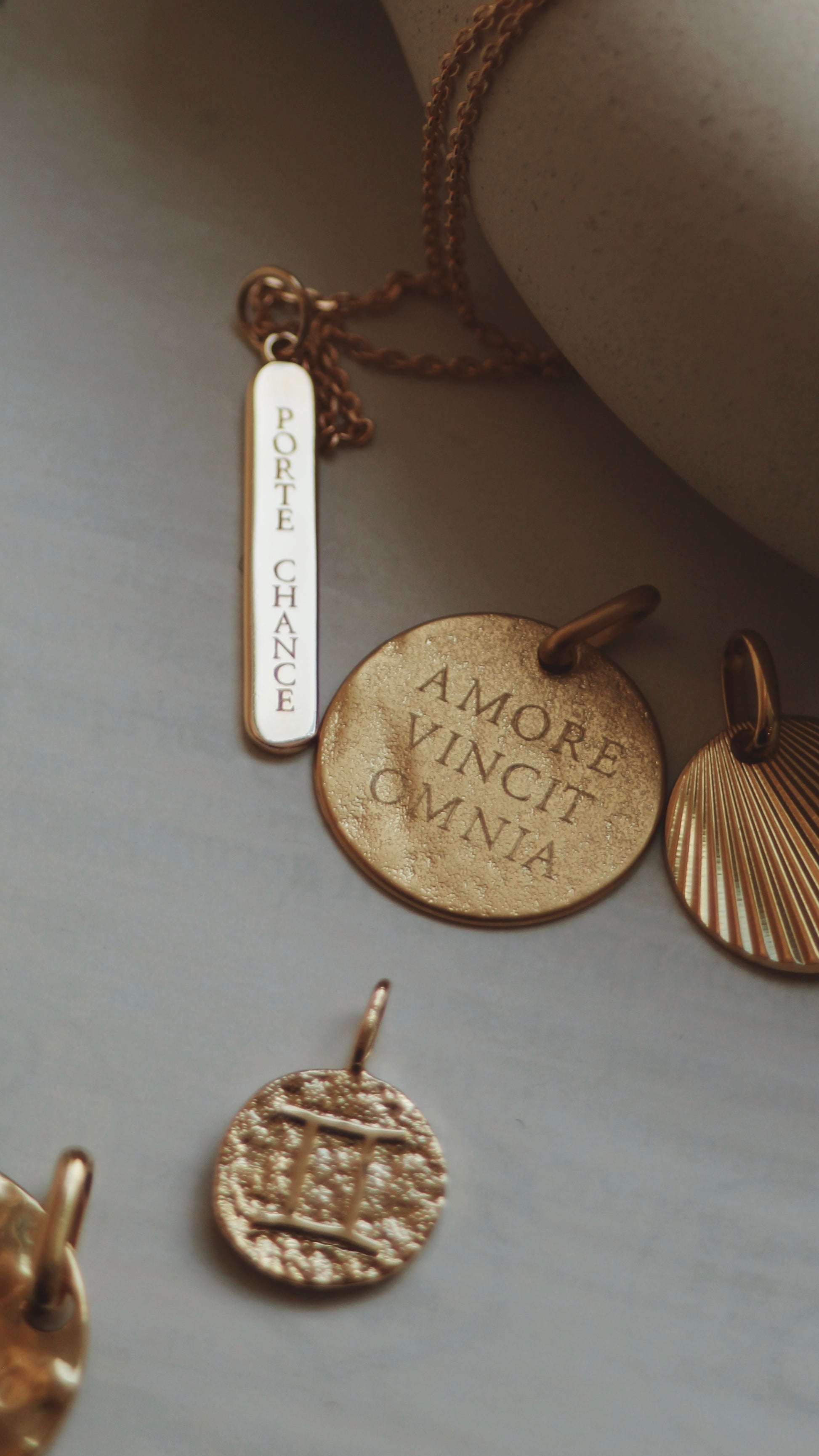 Médaille Amor(e) vincit omnia (personnalisable)
