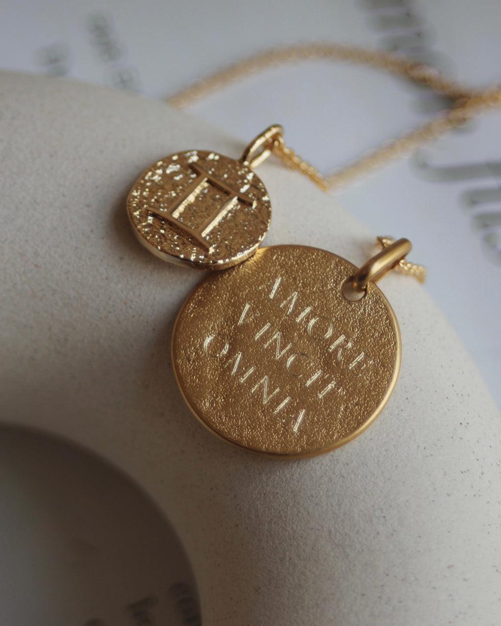Médaille Amor(e) vincit omnia (personnalisable)