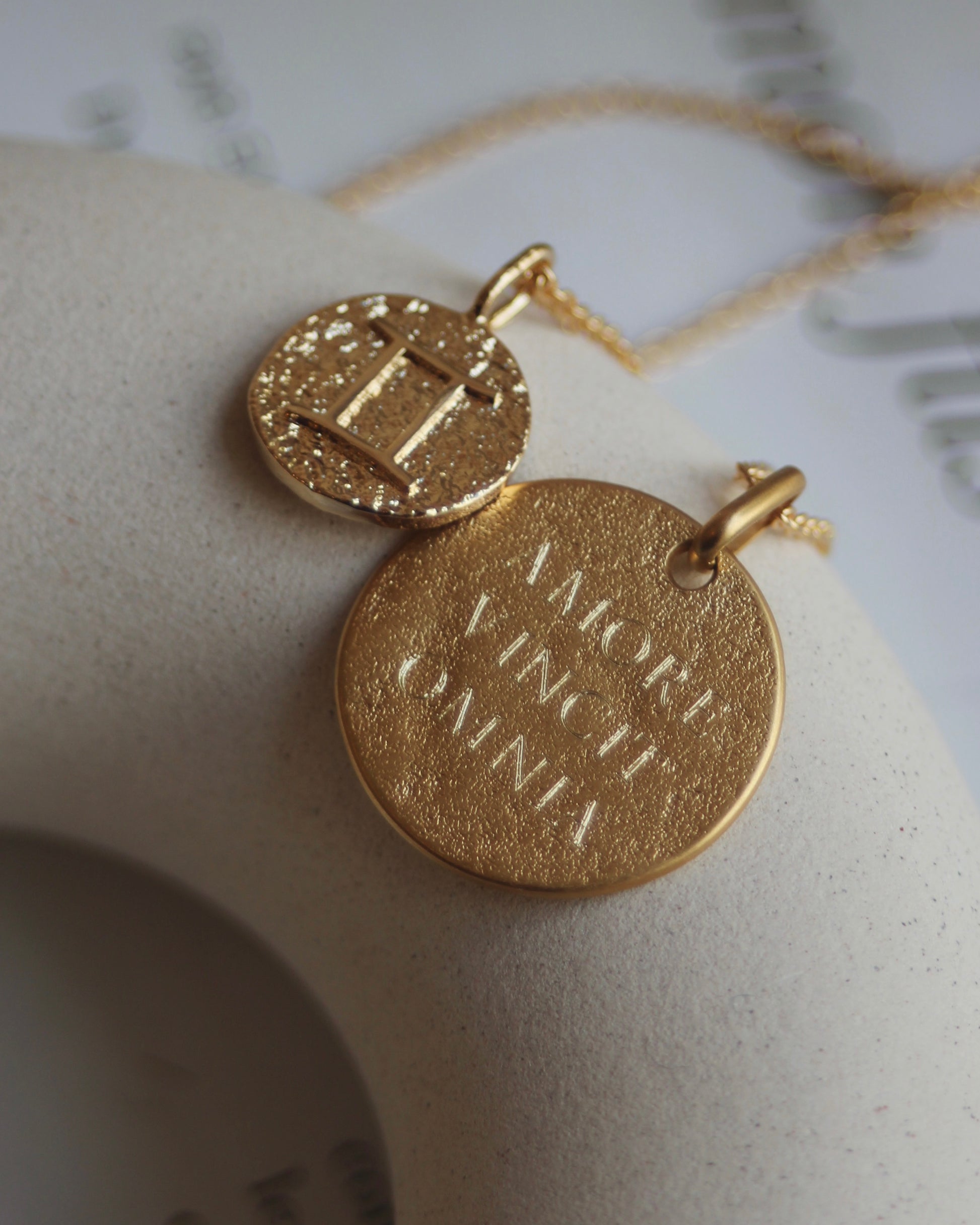 Médaille Amor(e) vincit omnia (personnalisable)