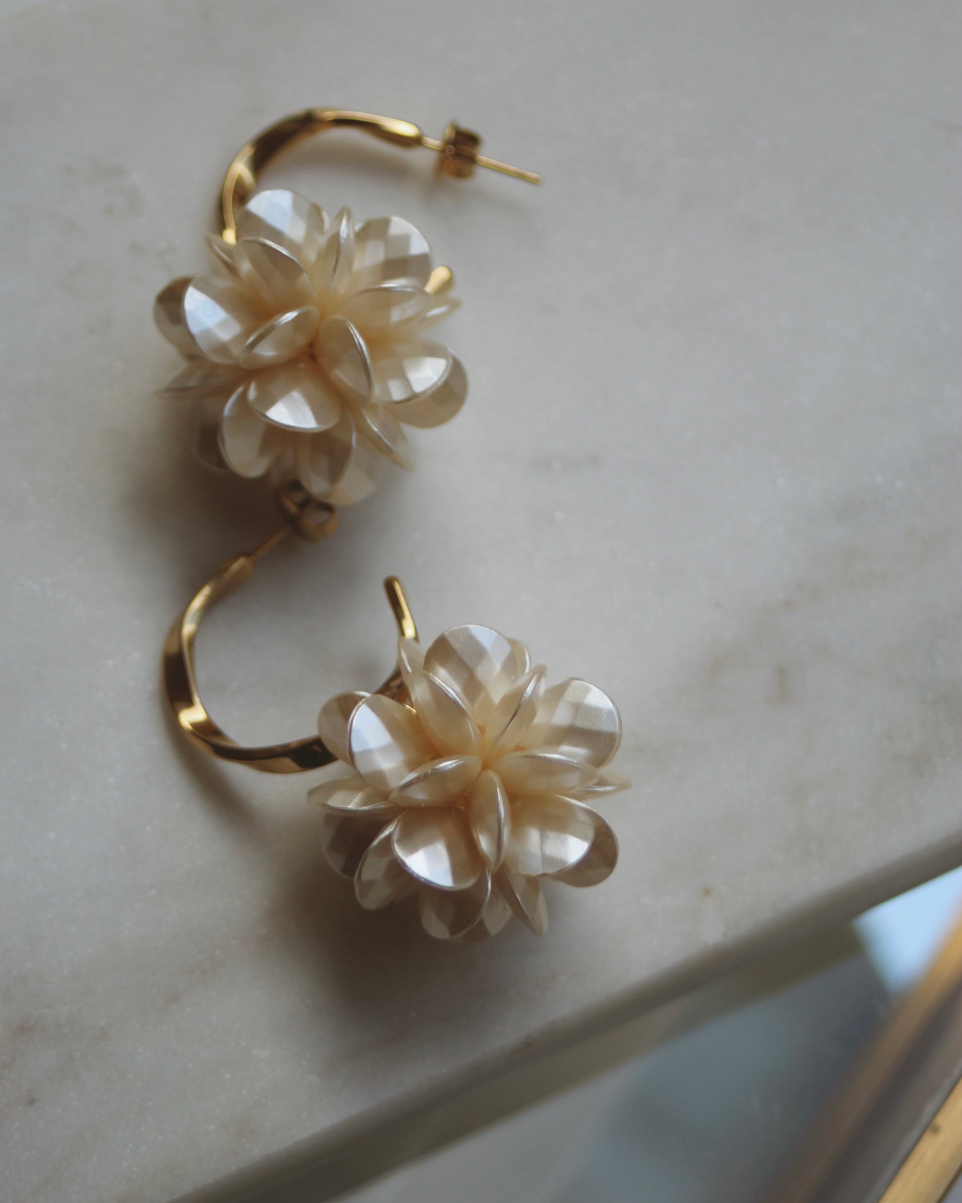 Boucles fleurs nacrées