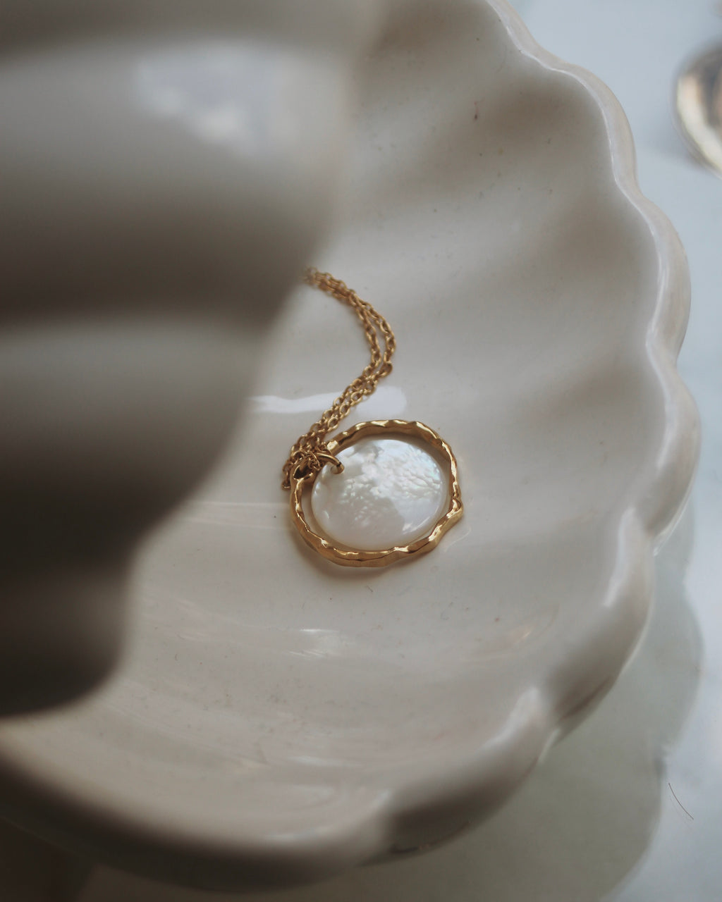 Collier cerclage nacre