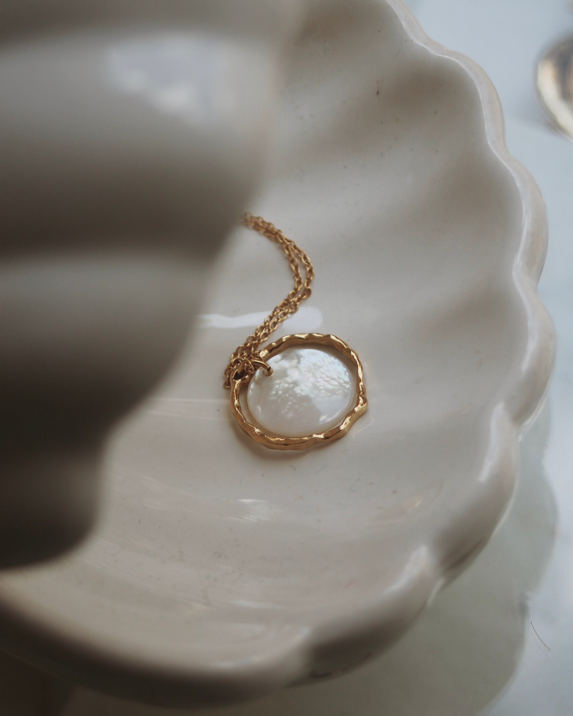 Collier cerclage nacre