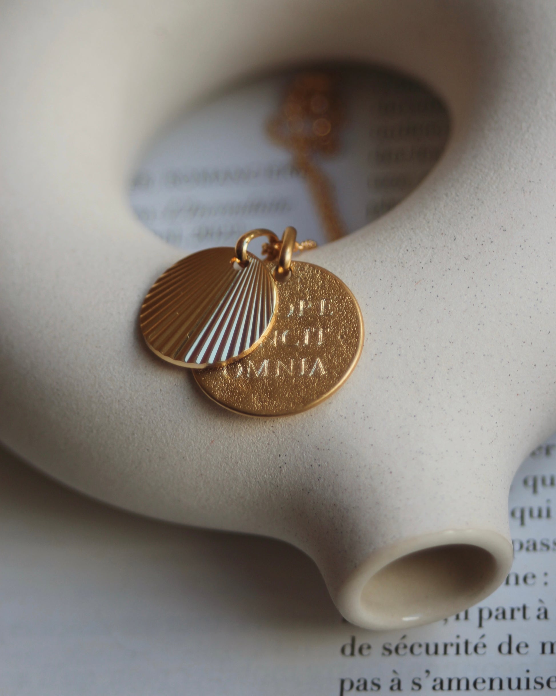 Médaille Amor(e) vincit omnia (personnalisable)
