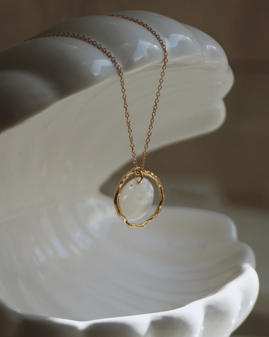 Collier cerclage nacre