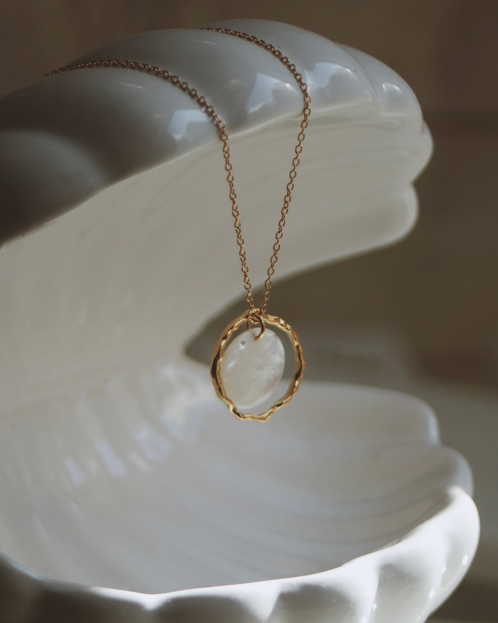 Collier cerclage nacre