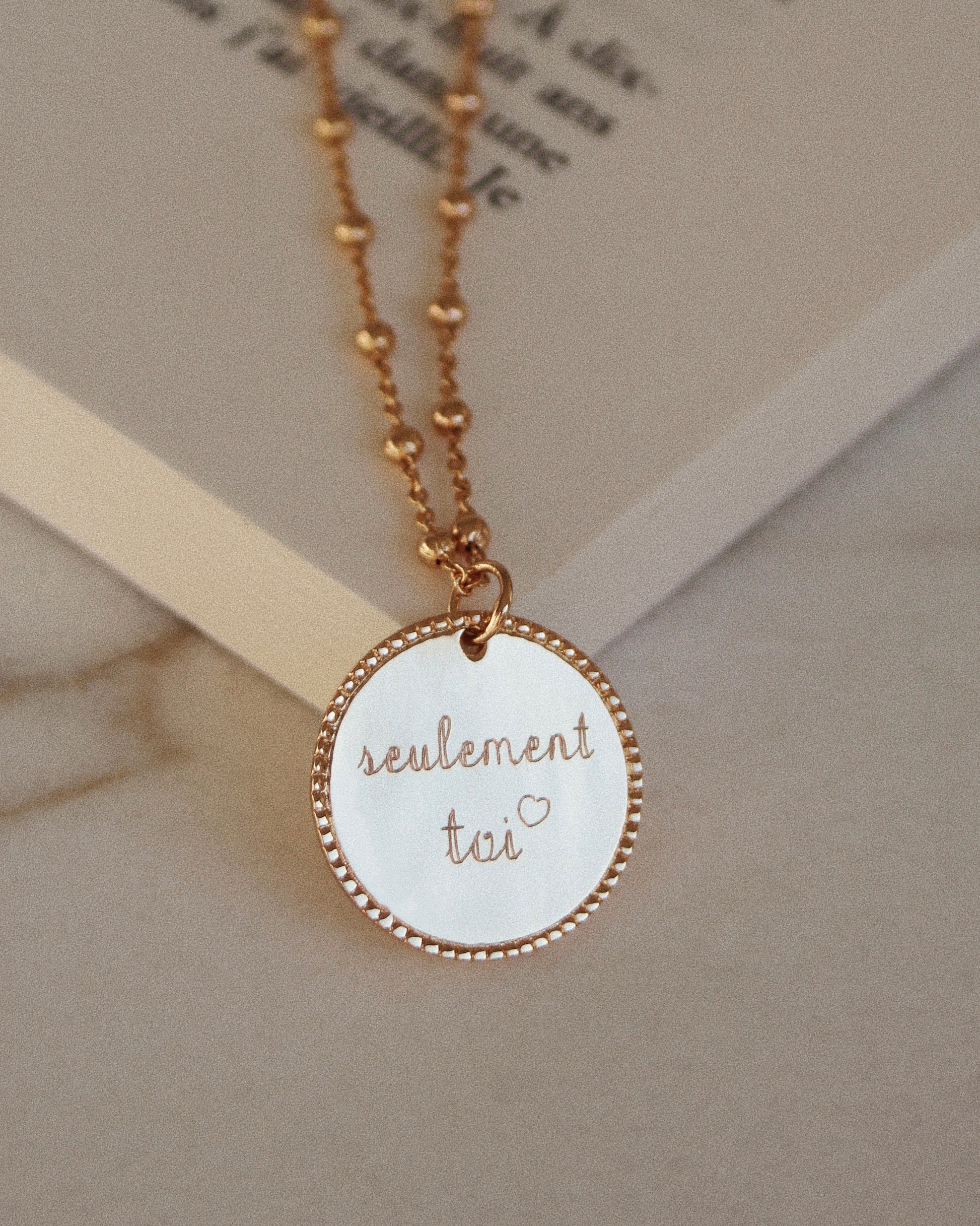 Médaille contour perlé 20mm (personnalisable)