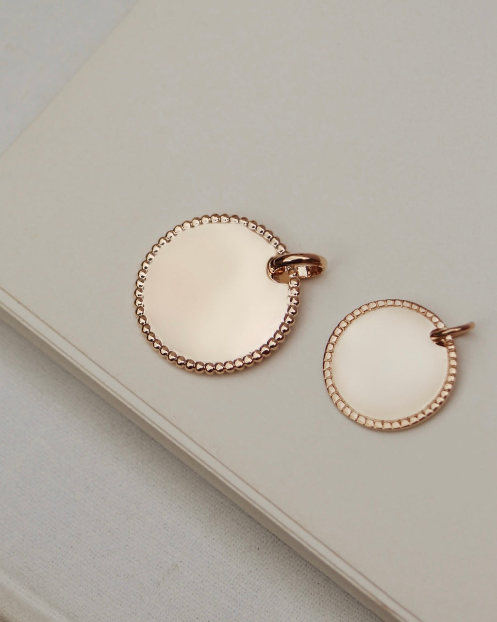 Médaille contour perlé 20mm (personnalisable)