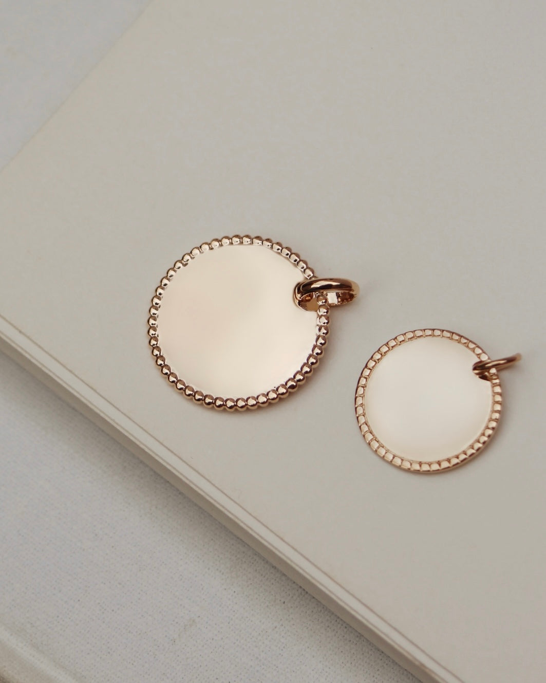 Médaille contour perlé 20mm (personnalisable)